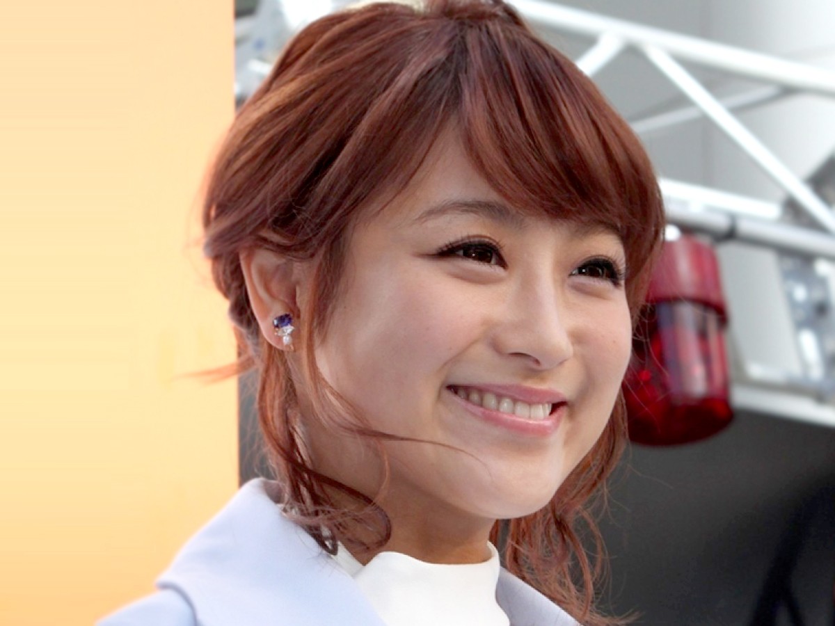 鈴木奈々、“でこ出し”メガネショットに反響「似合ってます」「めちゃくちゃ可愛い」