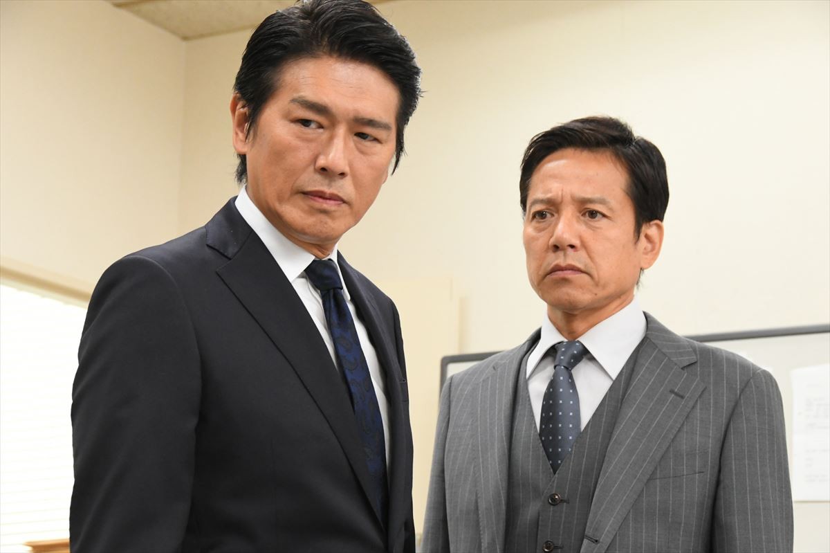ドラマ『広域警察』場面写真(左から)主演の高橋克典と、捜査課長を演じる勝村政信