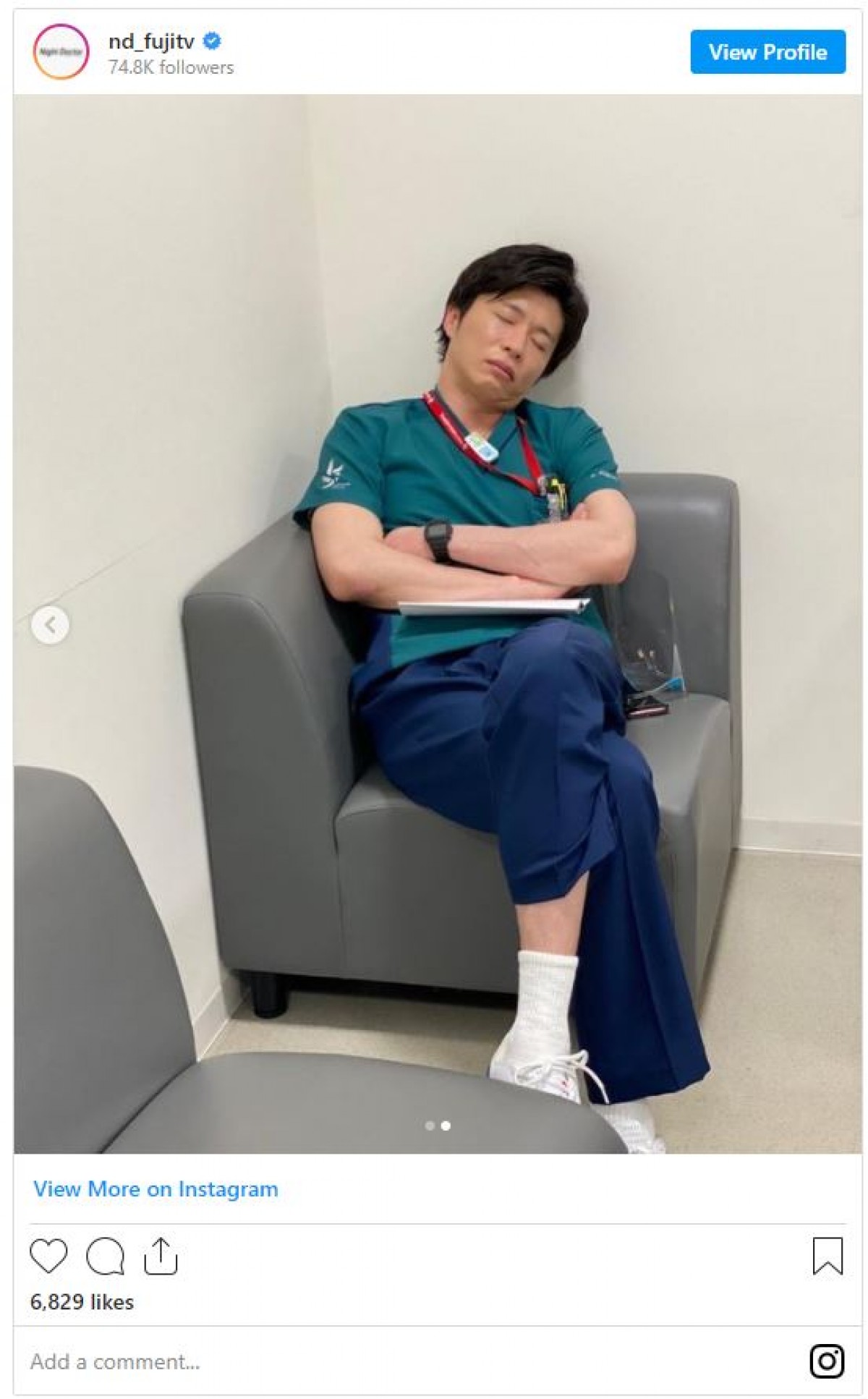 田中圭、恒例の“寝顔”ショット　腕組みして熟睡中の姿に「かわいい」の声