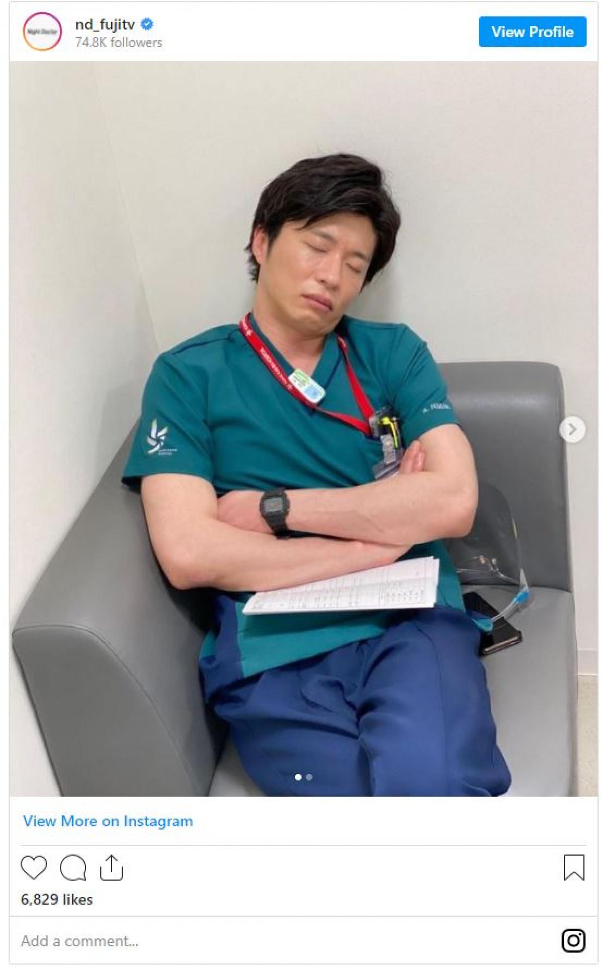 田中圭、恒例の“寝顔”ショット　腕組みして熟睡中の姿に「かわいい」の声