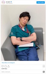 もはや貫禄あり？　田中圭の寝顔ショット　※ドラマ『ナイト・ドクター』公式インスタグラム
