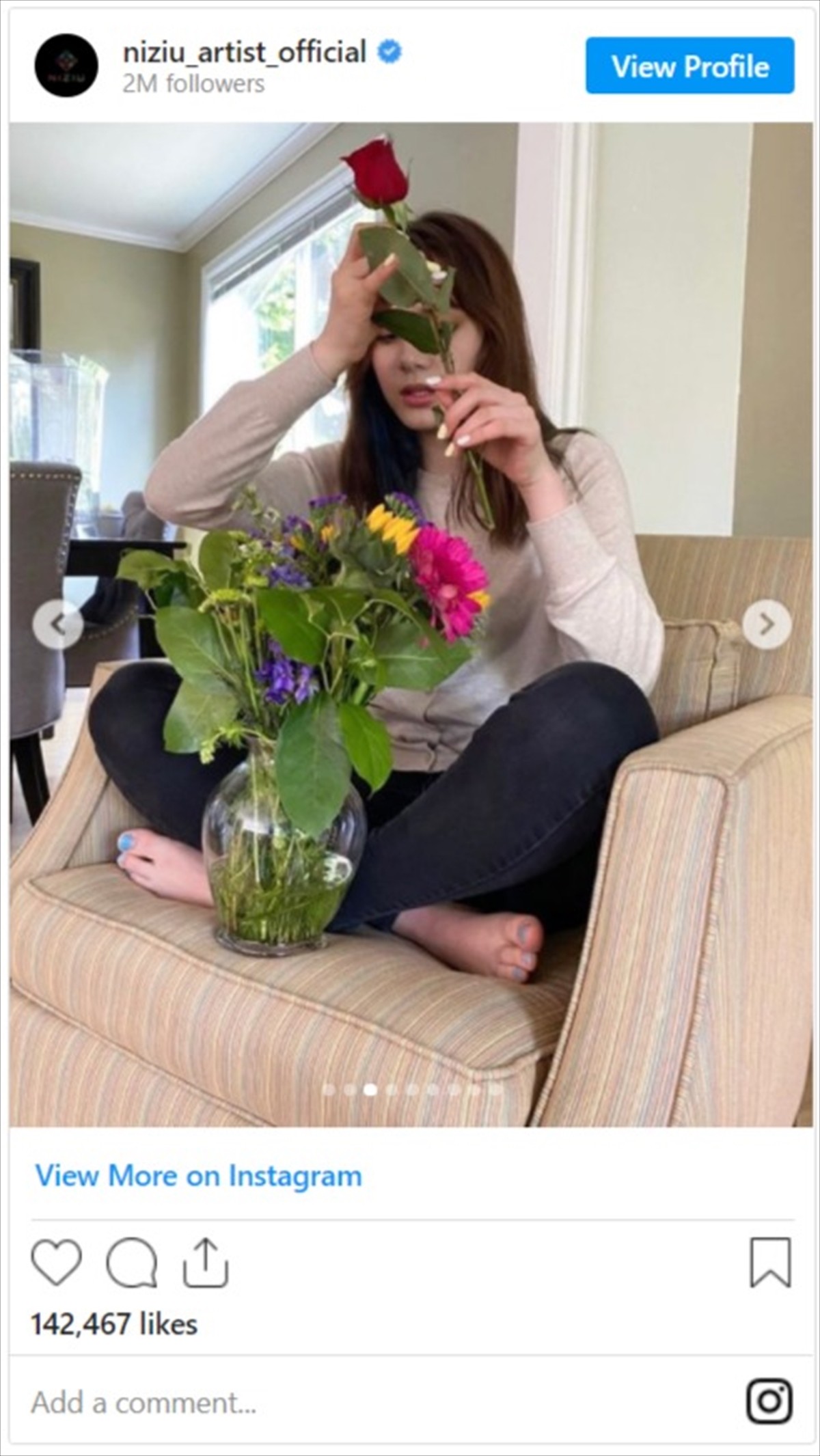 NiziU・NINA、生け花満喫オフショットをファン絶賛「世界一薔薇似合ってる」