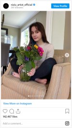 【写真】NiziU・NINA、生け花満喫オフショットをファン絶賛「世界一薔薇似合ってる」