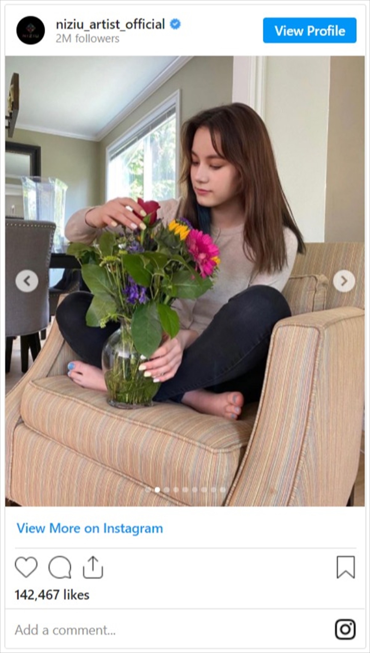 NiziU・NINA、生け花満喫オフショットをファン絶賛「世界一薔薇似合ってる」