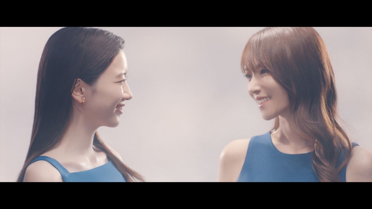深田恭子、永野芽郁と笑顔でほほ笑みあう　美しいアップの表情を収めた新CM