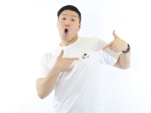 お気に入りのピクサーTシャツを着て取材に応じるチョコレートプラネットの長田庄平