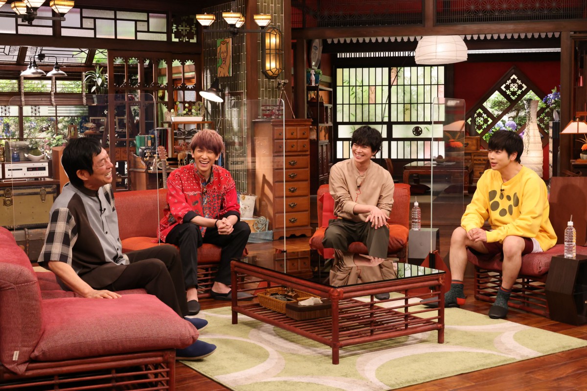 『さんまのまんま初夏SP』での(左から)明石家さんま、小山慶一郎、加藤シゲアキ、増田貴久
