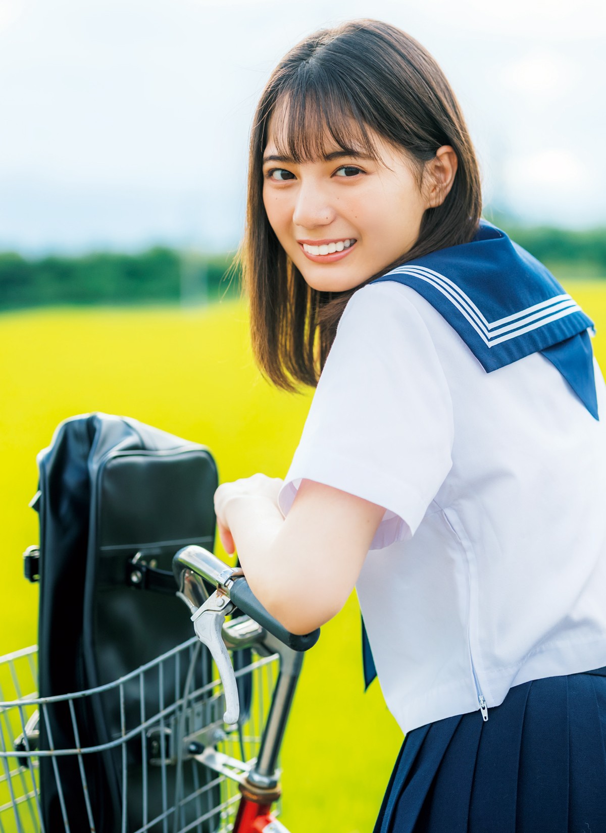 日向坂46・小坂菜緒、セーラー服で自転車　“青春カット”公開