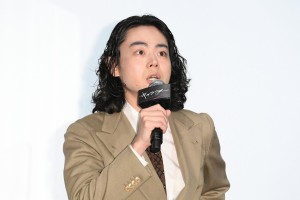 映画『キャラクター』初日舞台あいさつに登場した菅田将暉