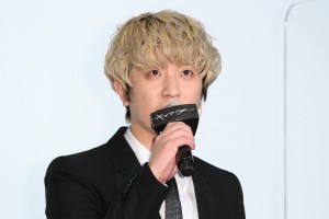 映画『キャラクター』初日舞台あいさつに登場したSEKAI NO OWARI・Fukase