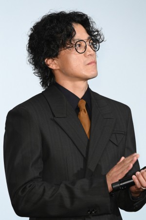 映画『キャラクター』初日舞台あいさつに登場した小栗旬