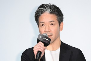 映画『キャラクター』初日舞台あいさつに登場した永井聡監督