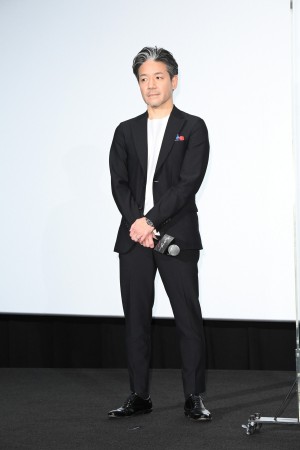 映画『キャラクター』初日舞台あいさつに登場した永井聡監督