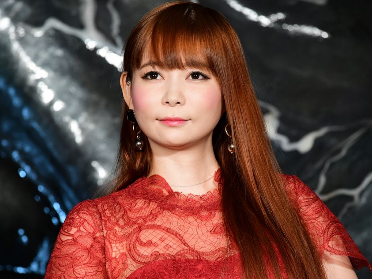 女性初RIZINリングアナ・“しょこたん”中川翔子、タキシード姿に「かっこよかった！」賞賛の声