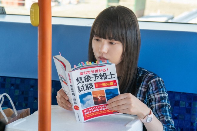 おかえりモネ サメのぬいぐるみを持つ 菅波 坂口健太郎に胸キュンの声 先生かわいいな クールさとのギャップ 21年6月14日 写真 ドラマ ニュース クランクイン