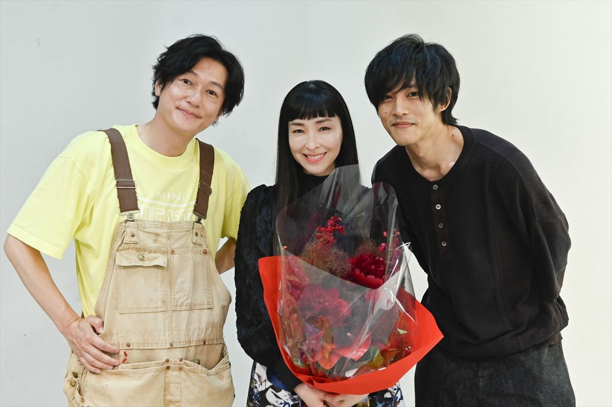 ドラマ『あのときキスしておけば』クランクアップの様子(左から)井浦新、麻生久美子、松坂桃李