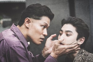 映画『孤狼の血 LEVEL2』悪のカリスマ・上林を演じる鈴木亮平（左）