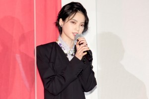 映画『ザ・ファブル 殺さない殺し屋』公開初日舞台あいさつに登場した平手友梨奈