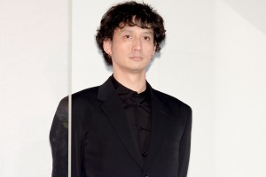 映画『ザ・ファブル 殺さない殺し屋』公開初日舞台あいさつに登場した安藤政信