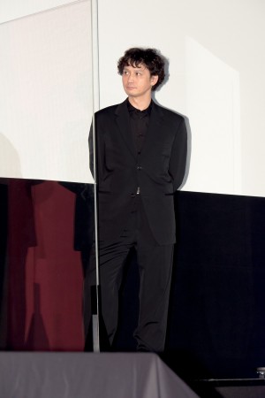 映画『ザ・ファブル 殺さない殺し屋』公開初日舞台あいさつに登場した安藤政信
