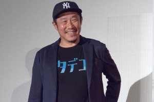 映画『ザ・ファブル 殺さない殺し屋』公開初日舞台あいさつに登場した江口カン監督