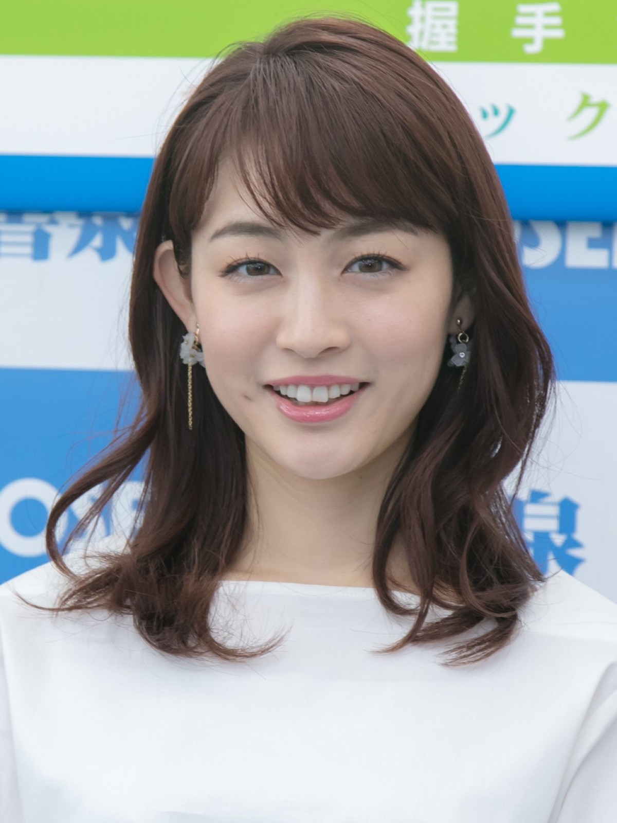 新井恵理那、エレガントなブラウス＆スカーフ姿 「CAさんみたい」の声相次ぐ