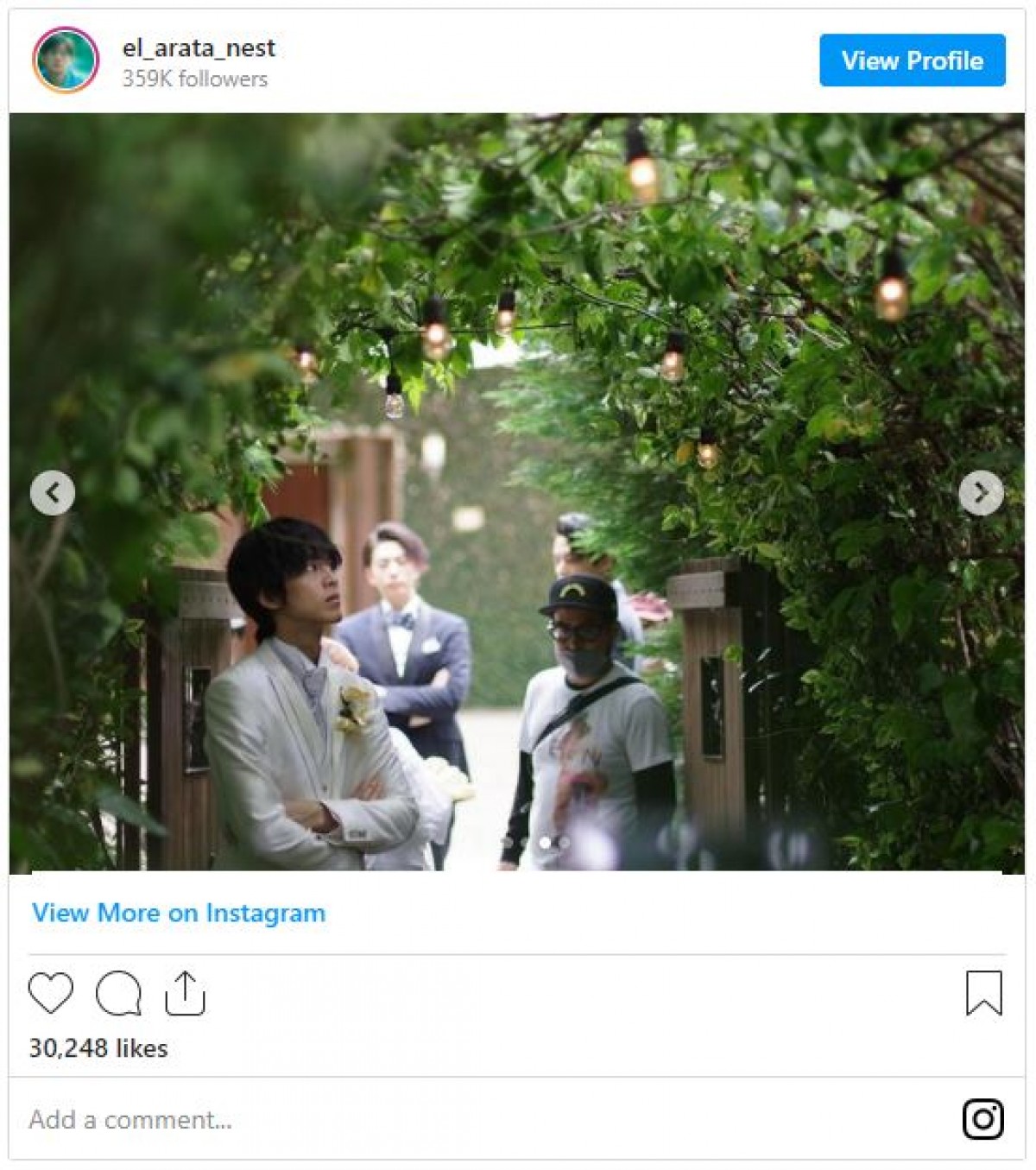 松坂桃李を井浦新が称賛「うちの座長は最高」　“ももち”愛あふれるオフショット公開【あのキス】