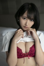 【写真】元“役員秘書”川瀬もえ、赤ランジェリー姿も　“セクシー秘書”グラビア