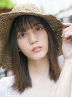 日向坂46・小坂菜緒1st写真集『君は誰？』パネル展　「HMV＆BOOKS SHINSAIBASHI」展示カット