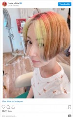 木村カエラ、超ド派手レインボーな髪色　※「木村カエラ」インスタグラム