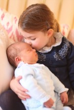 生まれたばかりのルイ王子にキスするシャーロット王女（2018年5月）