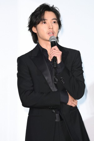 『夏への扉 ―キミのいる未来へ―』初日舞台に登場した山崎賢人