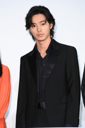 『夏への扉 ―キミのいる未来へ―』初日舞台に登場した山崎賢人