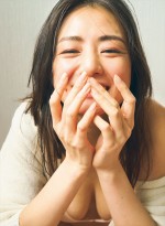 【写真】女優・片山萌美30歳、人懐っこい笑顔＆谷間に釘付けのセクシーグラビア