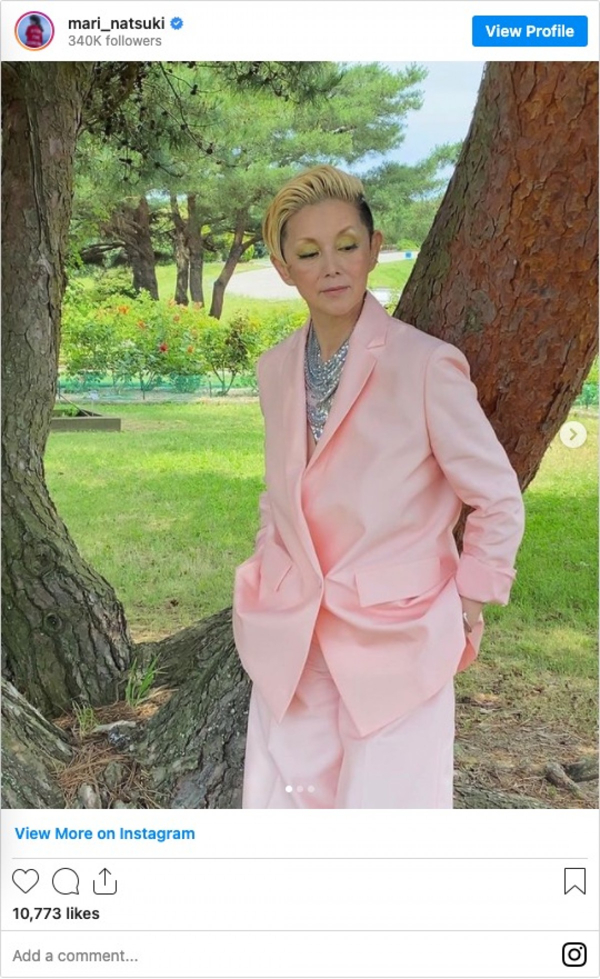 夏木マリ、ピンクスーツの立ち姿が「オーラ半端ない」「本当にカッコいい」