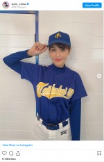 野球のユニフォーム姿の鷲見玲奈　※「鷲見玲奈」インスタグラム