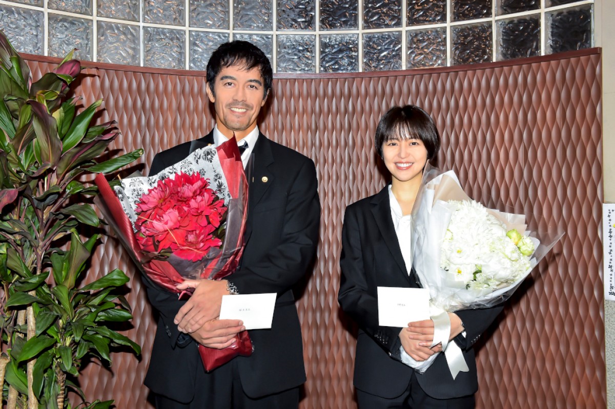 『ドラゴン桜』のクランクアップを迎えた阿部寛&長澤まさみ