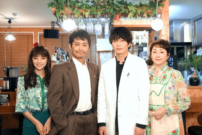 『らせんの迷宮～DNA科学捜査～』に出演する（左から）倉科カナ、安田顕、田中圭、松坂慶子