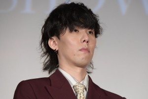 映画『キネマの神様』完成披露舞台あいさつに登場した野田洋次郎