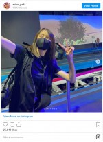 富士急ハイランドで大はしゃぎ　矢田亜希子、アクティブなコーデ　※「矢田亜希子」インスタグラム