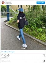 富士急ハイランドで大はしゃぎ　矢田亜希子、アクティブなコーデ　※「矢田亜希子」インスタグラム