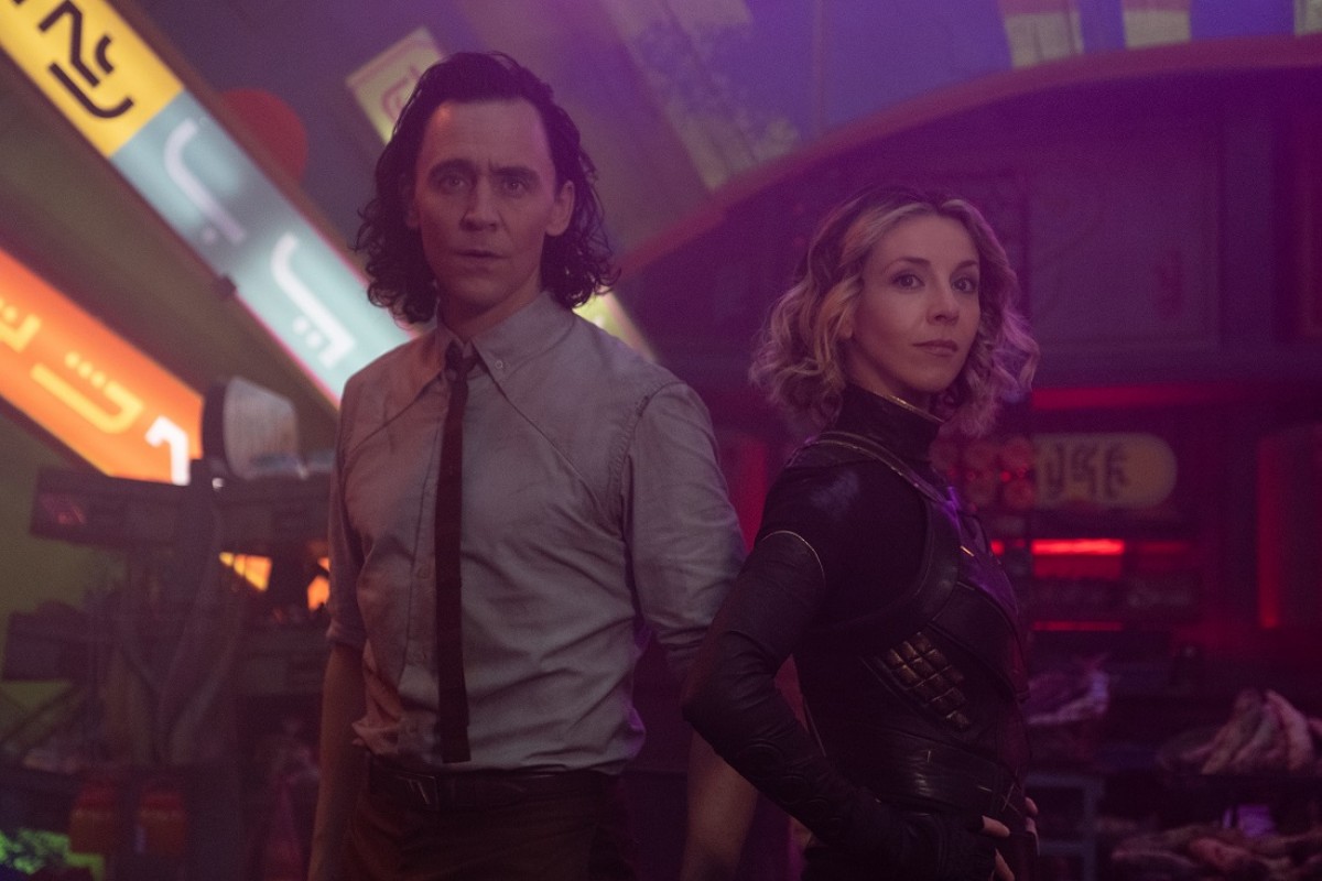 ドラマ『ロキ』場面写真(左から)トム・ヒドルストン、ソフィア・ディ・マルティーノ