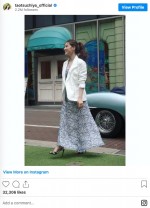 土屋太鳳の後ろに写るのは1963年生まれのジャガー　※「土屋太鳳」インスタグラム