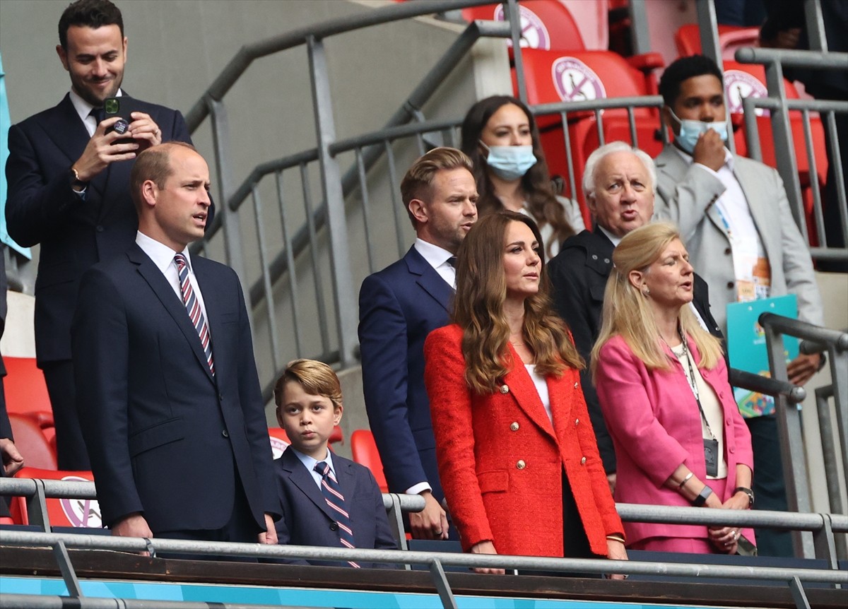 英ジョージ王子、スーツ姿で両親ウィリアム王子＆キャサリン妃とEURO 2020観戦