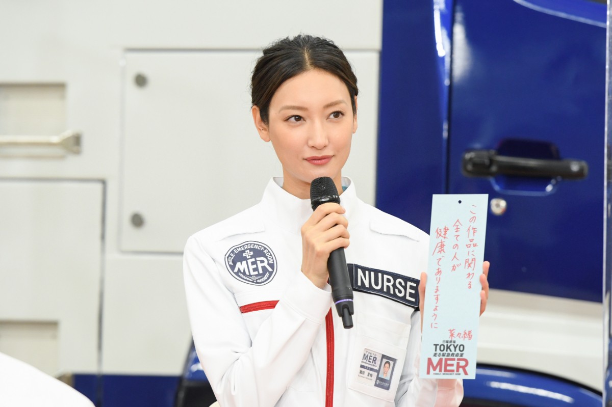 中条あやみ、“ギャップ萌え”な鈴木亮平をいじりまくり「『かわいい』って言ってます」