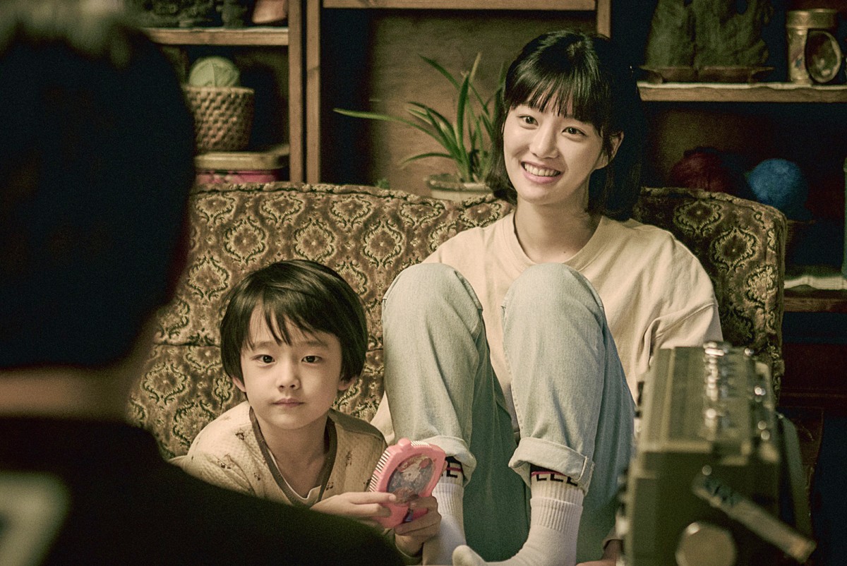 軟禁中の政治家と監視する諜報員が“お隣さん”交流　『7番房の奇跡』監督最新作『偽りの隣人』予告
