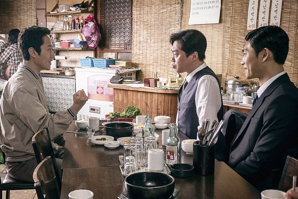 軟禁中の政治家と監視する諜報員が“お隣さん”交流　『7番房の奇跡』監督最新作『偽りの隣人』予告