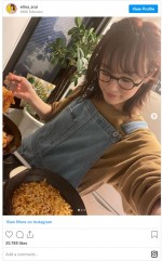 新井恵理那、メガネ＆エプロン姿でクッキング中　※「新井恵理那」インスタグラム