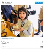 制服姿の波瑠　※「波瑠」インスタグラム