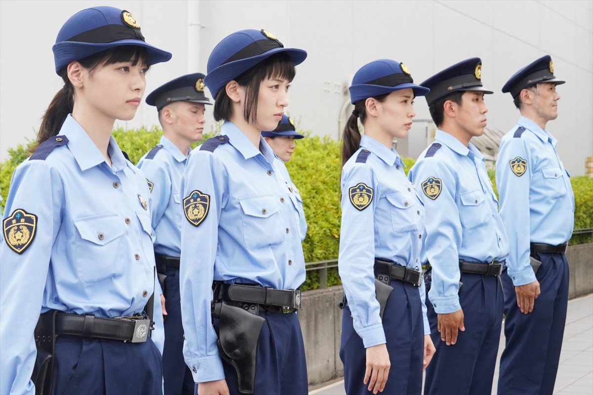 永野芽郁＆戸田恵梨香ら豪華キャスト陣が制服姿で集合　『ハコヅメ』初回場面カット解禁